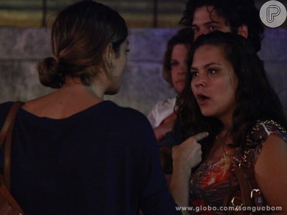 Amora (Sophie Charlotte) se defende das acusações de Socorro (Tatiana Alvim)), em 'Sangue Bom'