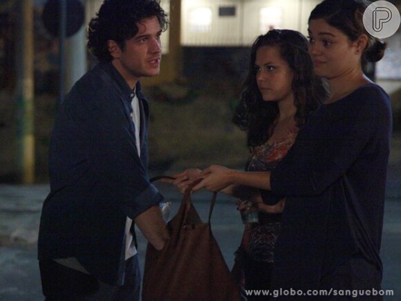 Bento (Marco Pigossi) encontra seu celular na bolsa de Amora (Sophie Charlotte), plantado por Socorro (Tatiana Alvim), em 'Sangue Bom'