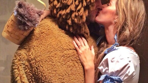 Gisele Bündchen beija Tom Brady em festa Halloween: 'Me divertindo com meu leão'