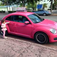 Ticiane Pinheiro mostra foto da filha, Rafaella Justus, encantada por carro rosa