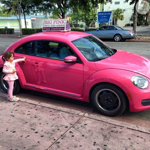 Ticiane Pinheiro posta foto da filha, Rafaella Justus, encantada por um fusca pink, durante férias da família em Miami, nos Estados Unidos, em 25 de dezembro de 2012