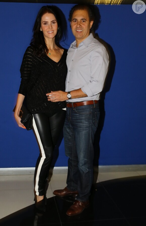 Lisandra Souto e o namorado, Gustavo Fernandes, posam sorridentes para fotos
