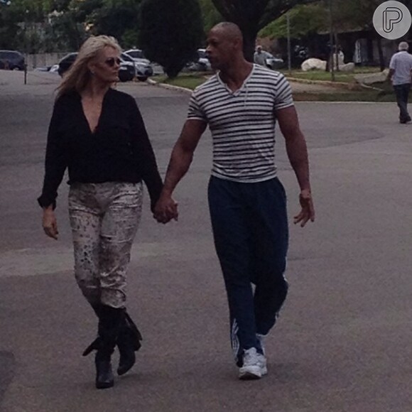 Bastante à vontade, Monique Evans chegou a caminhar de mãos dadas com seu pretendente