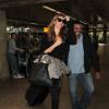 Gisele Bündchen sorri para os paparazzi no aeroporto de Guarulhos