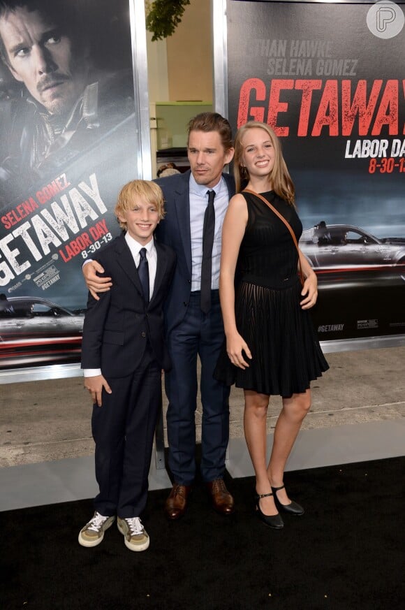 O ator com os dois filhos de seu primeiro casamento, com Uma Thurman: Maya Ray Thurman, de 15 anos, e Levon Roan Thurman Hawke, de 11 anos