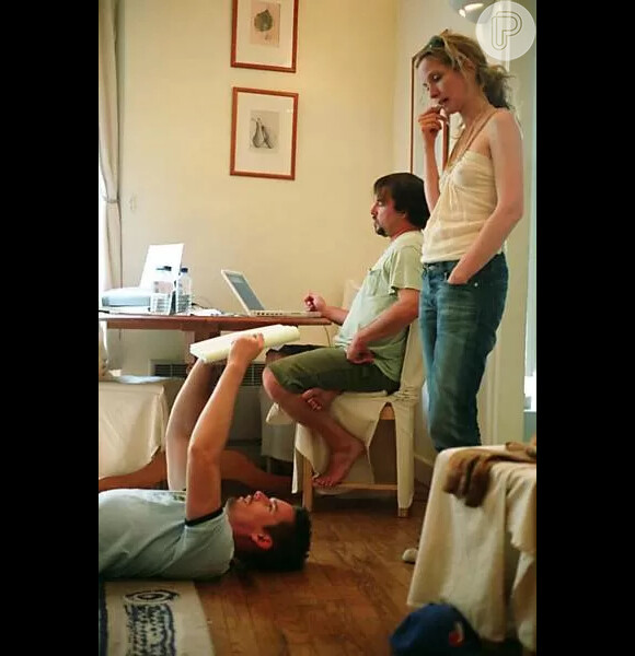 Julie Delpy (em pé), Ethan Hawke (deitado) e Richard Linklater (sentado) durante o filme 'Antes do Pôr do Sol', segundo longa-metragem da trilogia