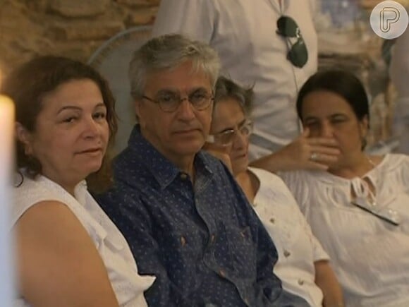 Caetano Veloso assiste, triste, ao velório de Dona Canô