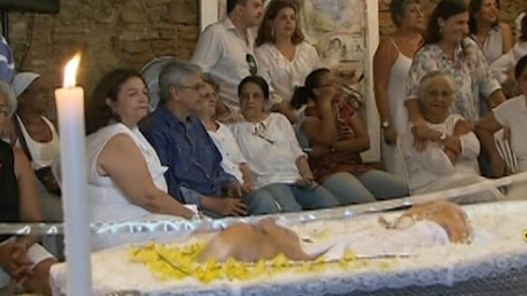 Caetano Veloso e Maria Bethânia velam o corpo da mãe, Dona Canô, na Bahia