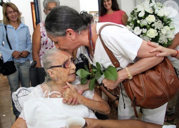 Maria Bethânia dá um beijo na mãe, Dona Canô, no aniversário da mãe de 105 anos