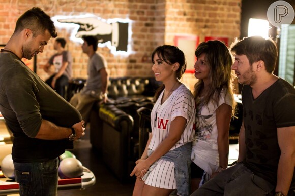 Anitta se diverte com brincadeira de Victor Sparapane nos bastidores da gravação do clipe da música 'Zen'
