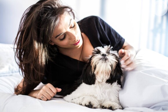 Anitta se divertiu com o seu cachorrinho durante a gravação do clipe da música 'Zen'