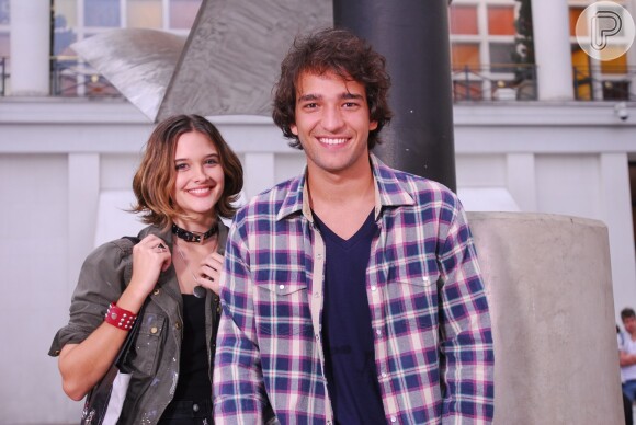 O primeiro papel de destaque de Juliana Paiva na TV foi a Val, de 'Ti-Ti-Ti' (2010), formando par romântico com Luti (Humberto Carrão)