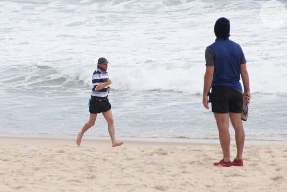 Marcelo Serrado correu na areia sob o olhar de seu personal trainer