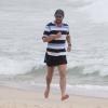Marcelo Serrado corre pesado na areia humida em Ipanema, no Rio