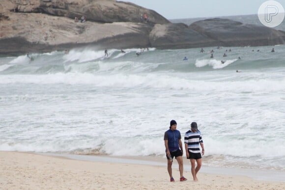 Marcelo Serrado foi flagrado ao lado de seu personal na Praia de Ipanema, no Rio