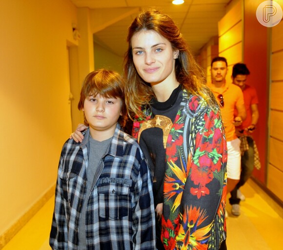 Isabelli Fontana posa com o filho Zion