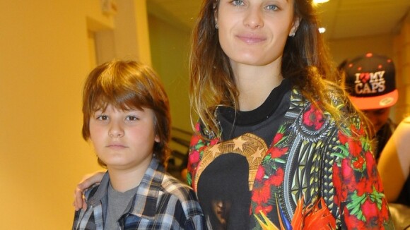 Isabelli Fontana e o filho Zion vão ao cinema para ver o filme 'Thor', em SP