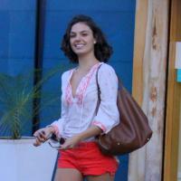 Isis Valverde sai sorridente de salão de beleza no Rio