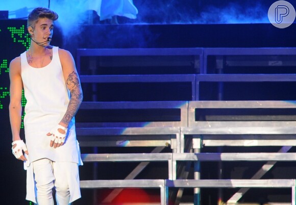 Na noite de sábado, Justin Bieber fez show em São Paulo de onde saiu irritado após ter sido atingido por uma garrafa de água