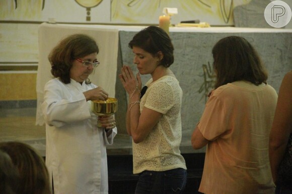 Deborah Secco na missa, acompanhada da mãe, Sílvia