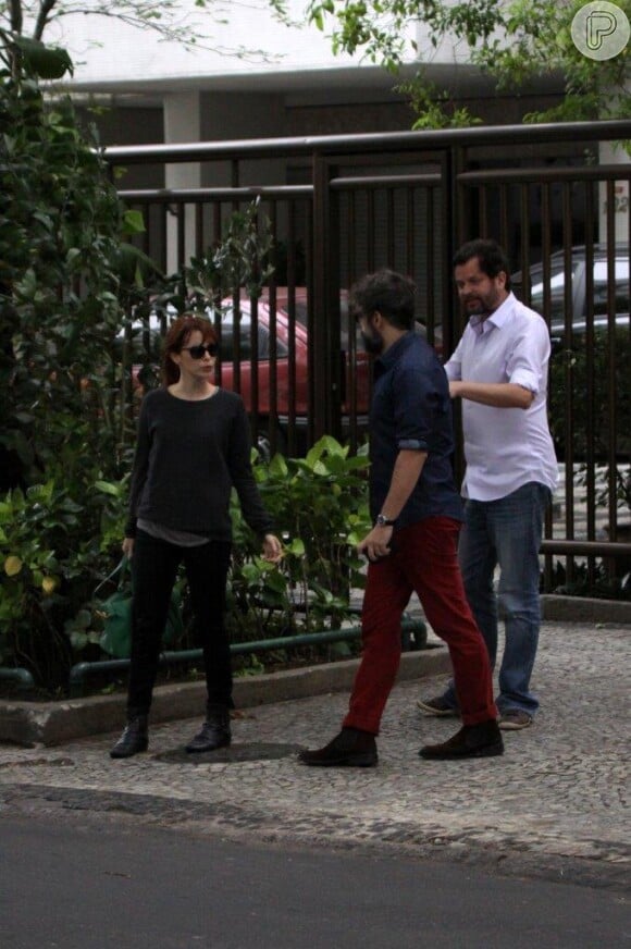 Murilo Benício e Débora Falabella conversaram um um homem durante o passeio no Rio
