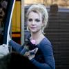 Britney Spears carrega sua cadelinha no colo