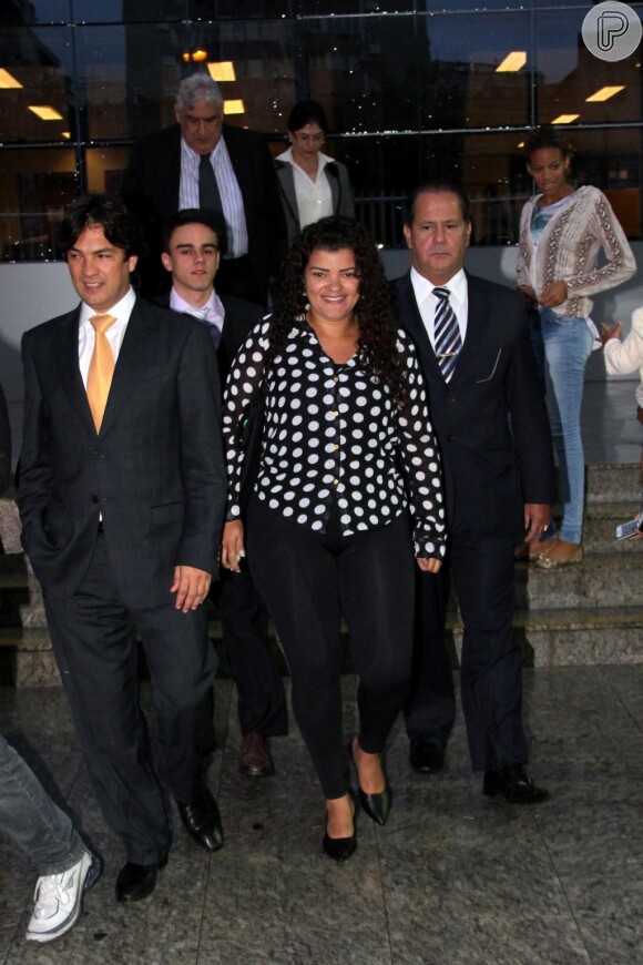 Branka Silva sorri ao deixar fórum no Rio de Janeiro