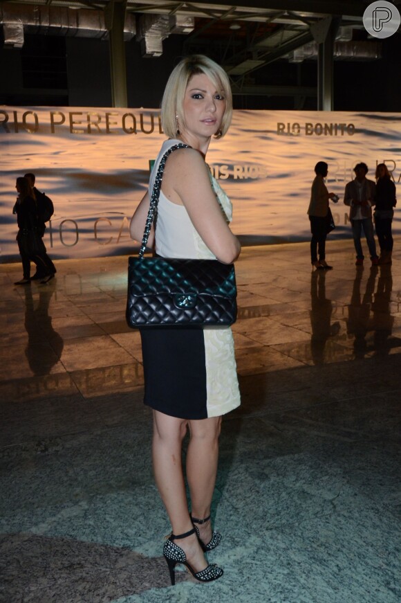 Antonia Fontenelle desfilou sua bolsa da Chanel e um vestido assinado por Regina Salomão