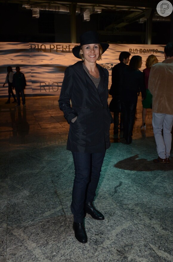 Giulia Gam foi ao Fashion Rio usando chapéu, botas e casaco preto
