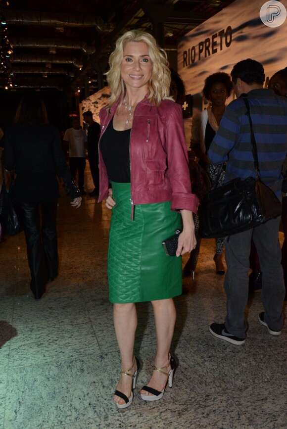 Leticia Spiller escolheu uma saia de couro e jaqueta da estilista Patrícia Viera. Clutch e colar são da marca Yara Figueiredo. Para completar o look, ela usou sapatos da grife Constança Basto. Leticia esteve no Fashion Rio em 6 de novembro de 2013