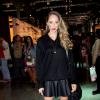 A modelo Talytha Pugliesi foi ao Fashion Rio com as pernas de fora