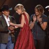 O cantor George Strait entrega prêmio a Taylor Swift durante cerimônia