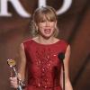 Emocionada, Taylor Swift recebe a estatueta. O prêmio foi entregue apenas uma vez: em sua criação, em 2005, quando foi entregue ao cantor Garth Brooks