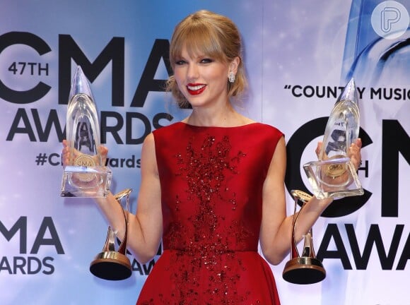 Taylor Swift ganha prêmio raro da Associação da Música Country. A cantora recebeu o troféu de especial de auge da carreira, em 6 de novembro de 2013