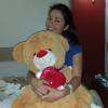 Maria Melilo posa com o urso de pelúcia de ganhou do noivo, Serginho Moraes, na noite anterior à alta hospitala nesta sexta-feira, 8 de novembro de 2013
