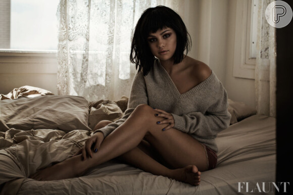 Selena Gomez posou sexy de peruca chanel preta para revista 'Flaunt'