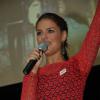 Paloma Bernardi apresenta evento com vestido vermelho