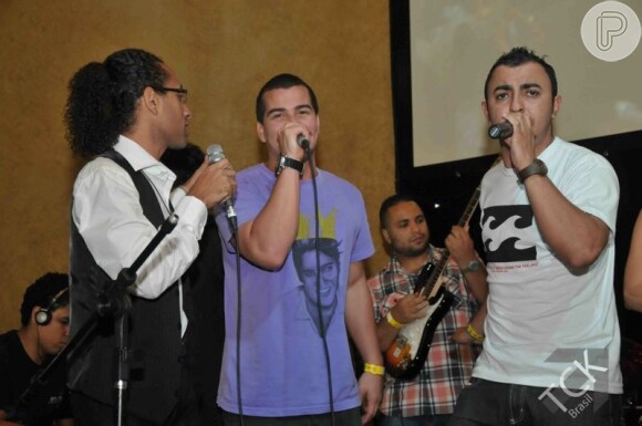Thiago Martins canta em evento apresentado por Paloma Bernardi