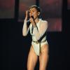 Miley Cyrus se apresenta com maiô cavado no EMA 2013
