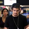 Caio Castro embarca sozinho no aeroporto de Congonhas, em São Paulo, na manhã desta terça-feira, 12 de novembro de 2013