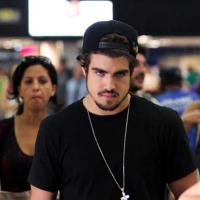 Cabisbaixo, Caio Castro embarca no aeroporto de Congonhas, em São Paulo