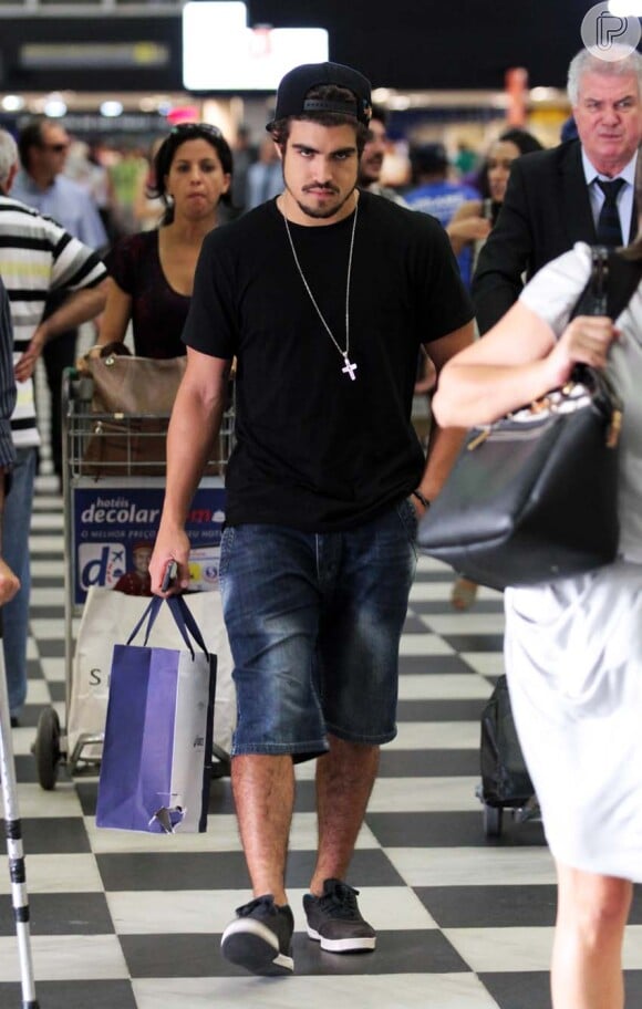 Caio Castro embarca sozinho no aeroporto de Congonhas, em São Paulo, na manhã desta terça-feira, 12 de novembro de 2013