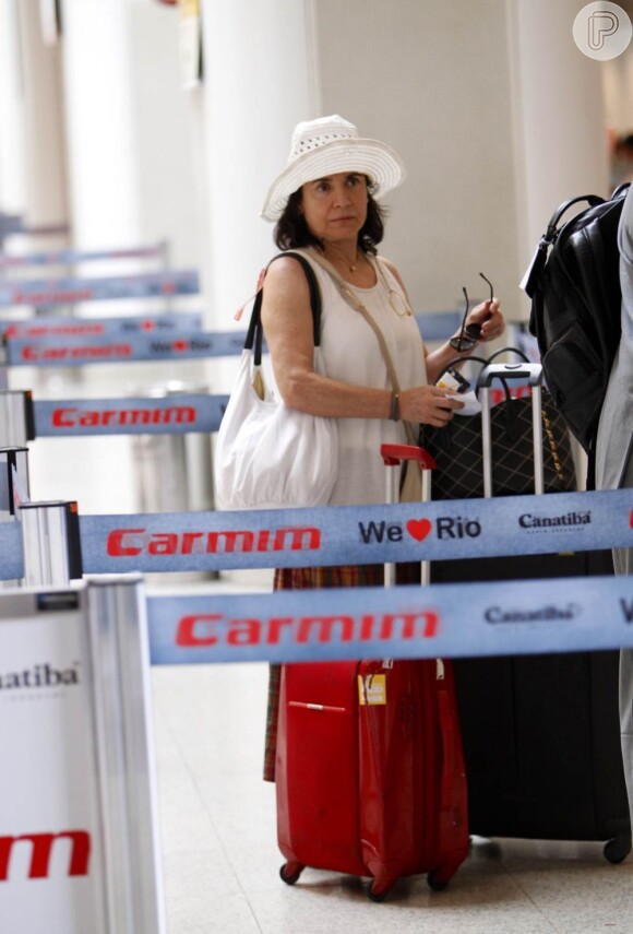 Regina Duarte foi flagrada se preparando para embarcar no aeroporto Santos Dumont, no Centro do Rio, nesta quinta-feira, 27 de dezembro de 2012