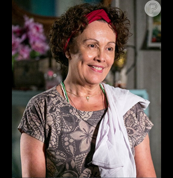 Vó Tita (Analu Prestes) é a curandeira da cidade, em 'Além do Horizonte'
