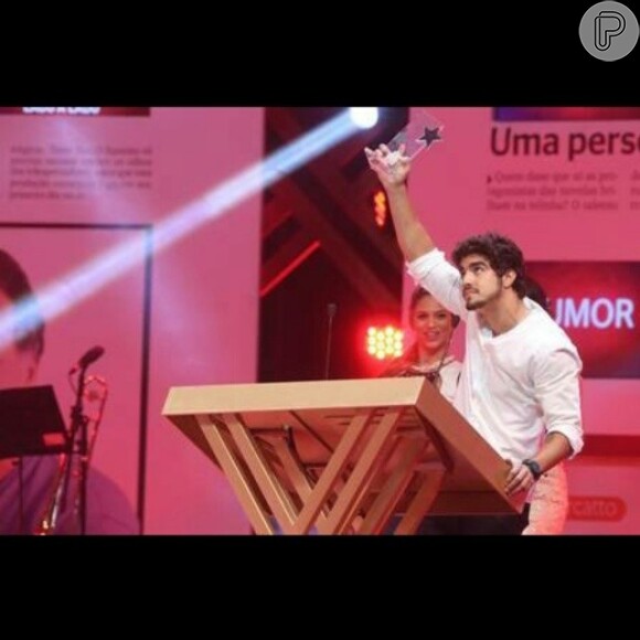 Caio Castro incluiu o nome de Maria Casadevall nos agradecimentos pelo prêmio de 'Ídolo Teen', no Prêmio Extra da TV 2013