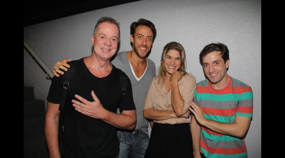 Foto: Priscila Fantin, seu marido, Renan Abreu, Gregorio Duvivier e Luiz  Fernando Guimarães posam juntos para foto - Purepeople