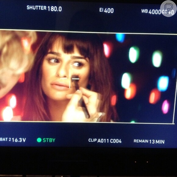 Lea Michele recebe retoques na maquiagem nos bastidores de seu primeiro clipe