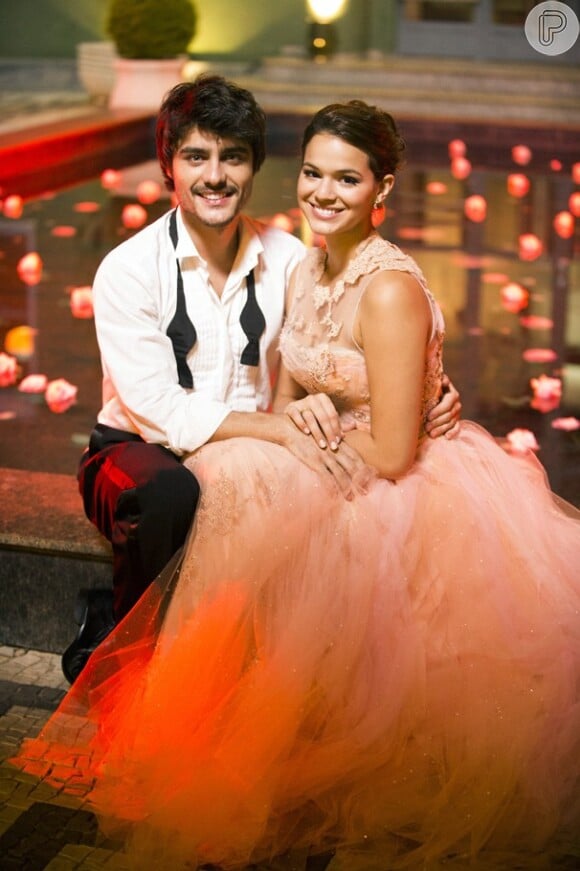 Bruna Marquezine e Guilherme Leicam posaram para o site oficial de 'Em Família' nesta segunda-feira, 18 de novembro de 2013, vestidos para o baile de formatura de Helena, personagem da atriz na segunda fase da trama