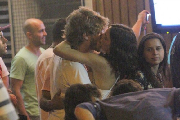 Isis Valverde e Tom Rezende se beijam em bar carioca, em 27 de dezembro de 2012, mostrando que o retorno é para valer!