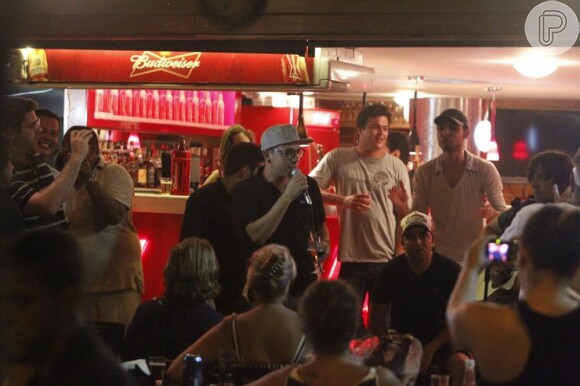Di Ferrero canta em bar carioca